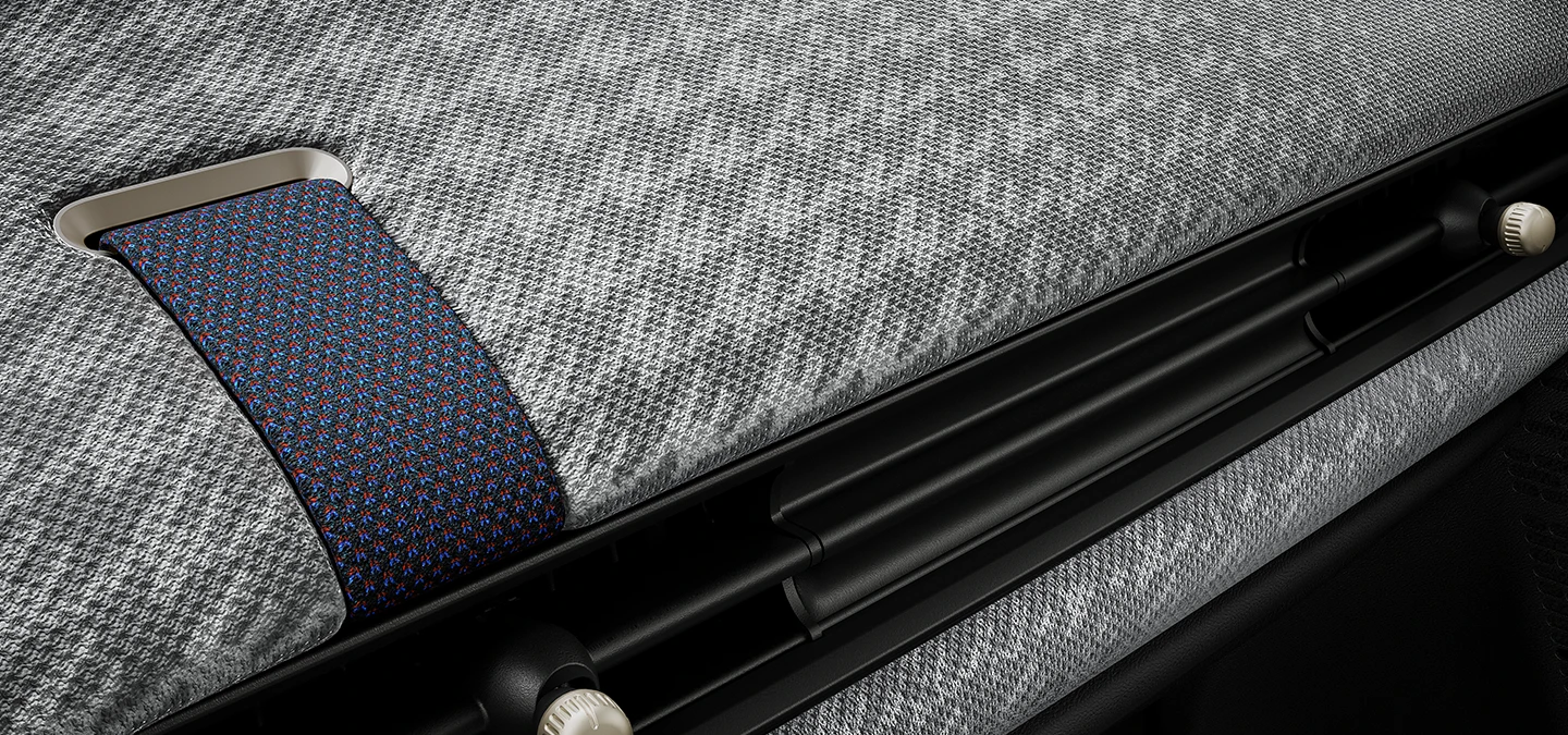 Вид зблизька на 2D-в'язану приладову панель всередині MINI Cooper.