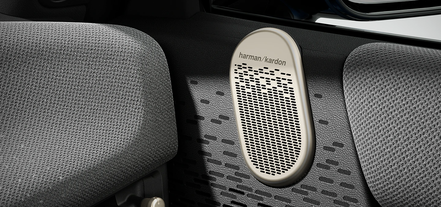 Крупний план системи об’ємного звучання MINI Harman Kardon.