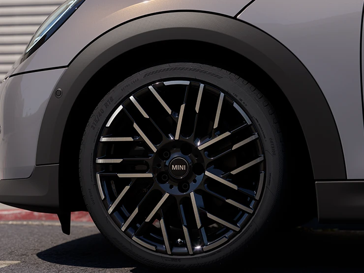 Детальний вигляд MINI Cooper Convertible в кольорі Copper Grey з двоколірними дисками Night Flash Spike.