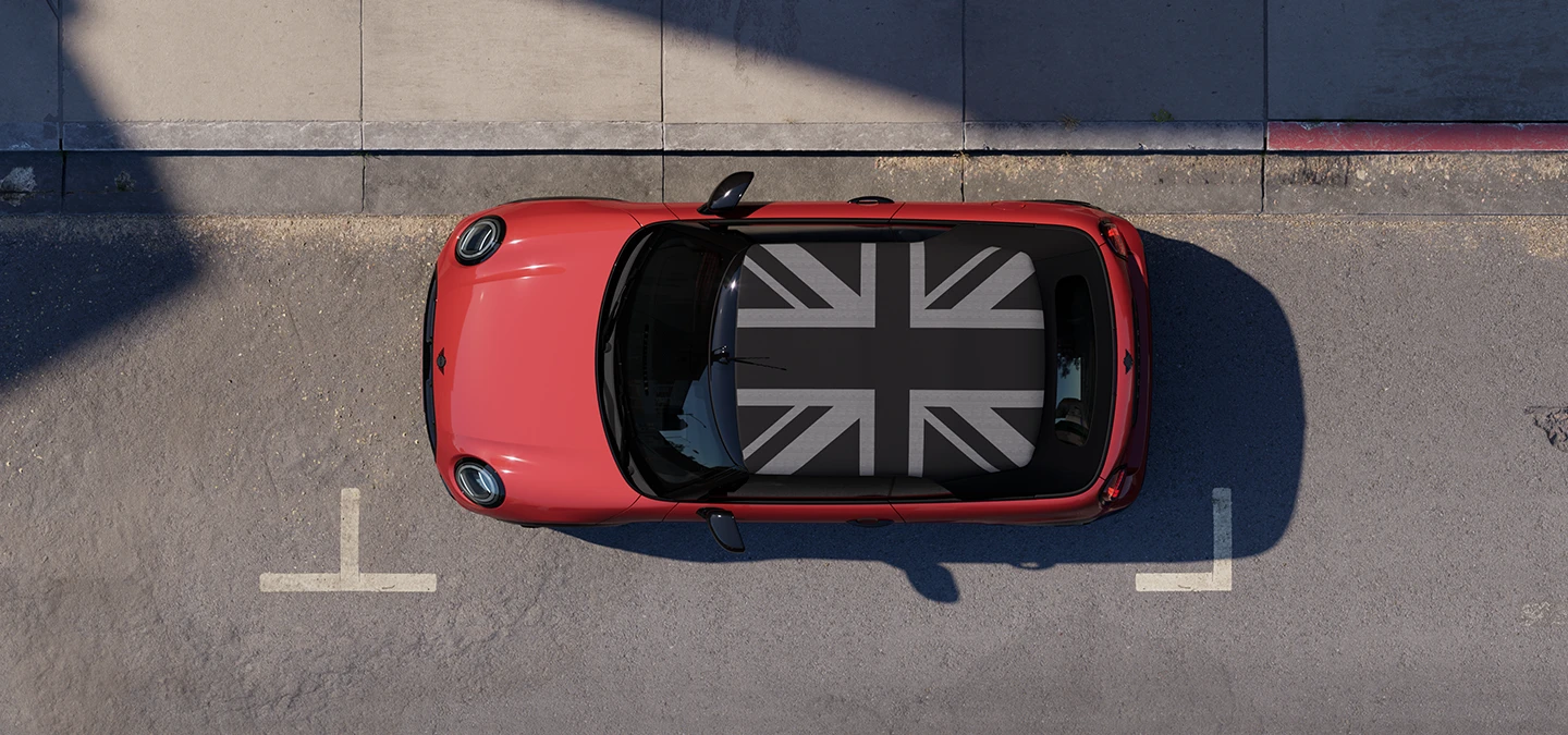 Вигляд зверху на MINI Cooper Convertible кольору Chili Red і MINI Yours Roof.