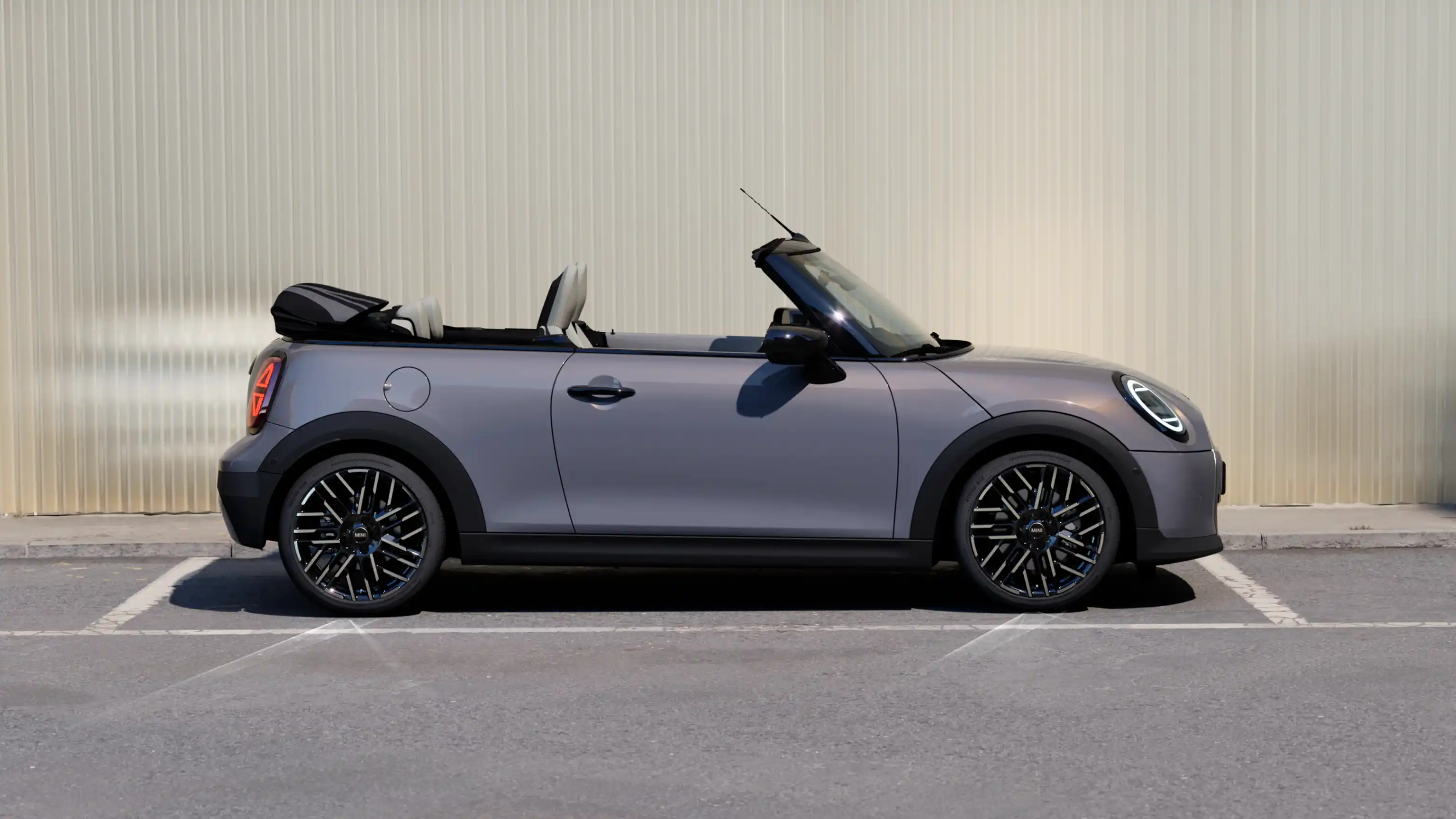 MINI Cooper Кабріолет - особливості екстер’єру – вид збоку