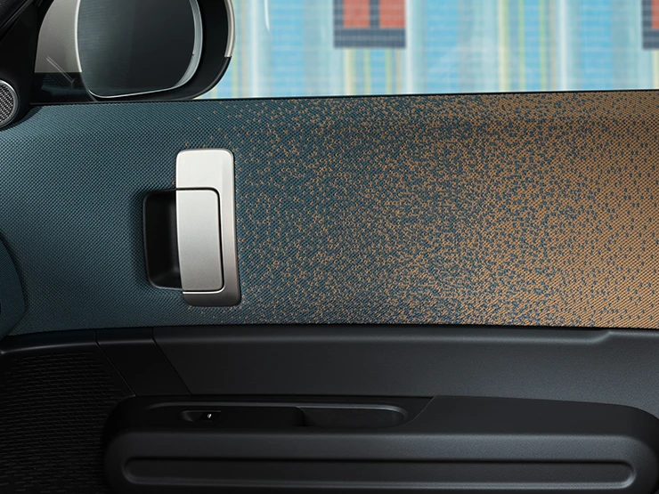 Детальний огляд дизайну інтер'єру повністю електричного MINI Countryman з акцентом на дверях і приладовій панелі.