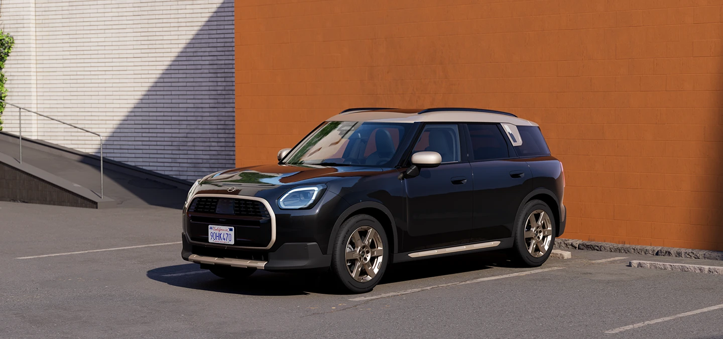 Вид спереду на MINI Countryman у кольорі Midnight Black з яскравим сріблястим дахом.