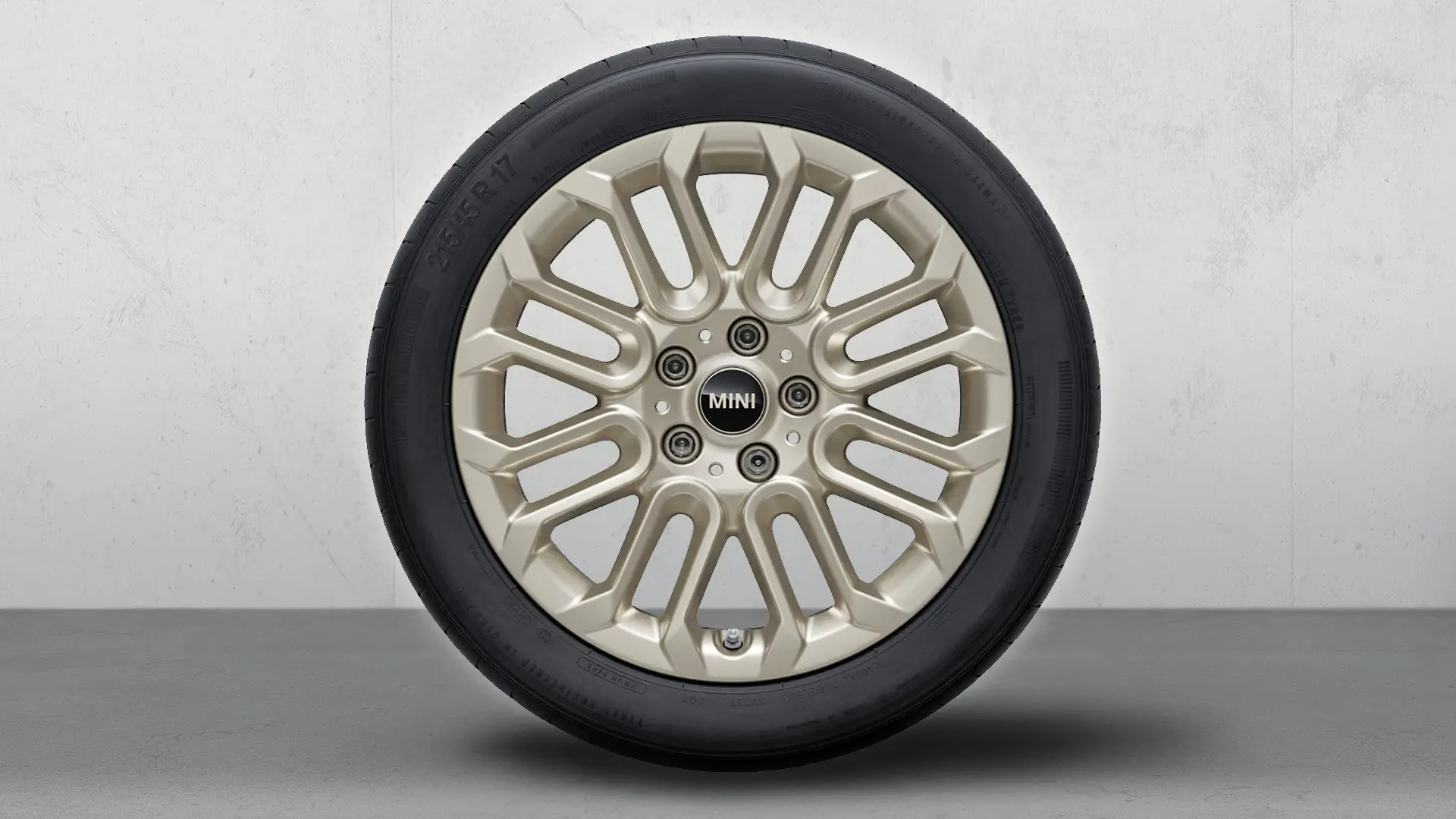 Детальний вигляд легкосплавного колеса MINI U-Spoke 956 розміром 17" у глянцевому покритті кольору Vibrant Silver.