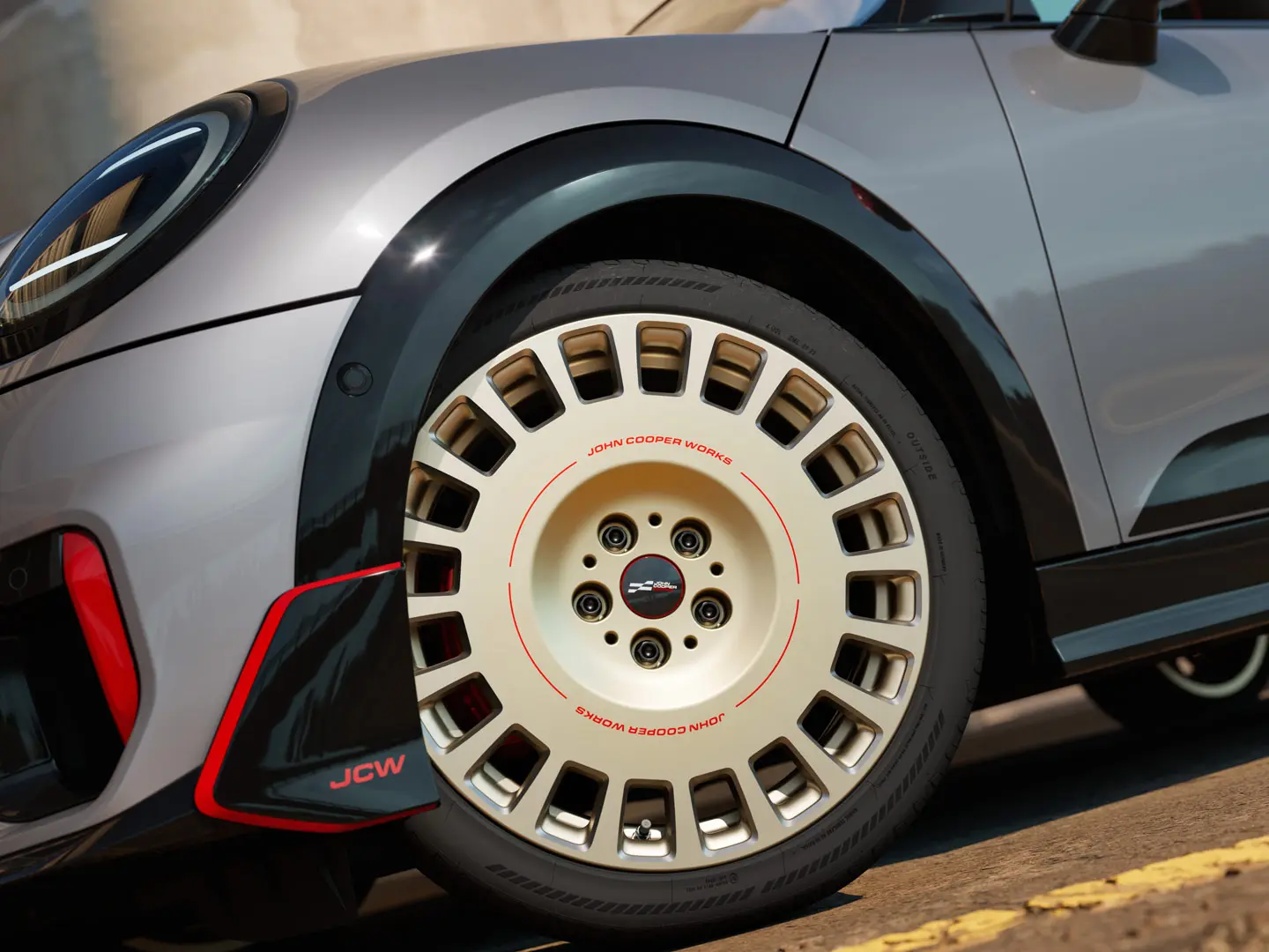 Крупний план деталей колеса JCW Rallye Spoke 964 діаметром 18 дюймів у двоколірному виконанні Vibrant Silver із алмазною обробкою та переднім крилоподібним елементом.
