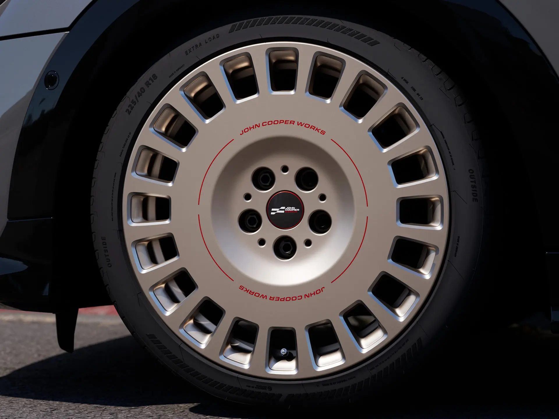 Легкосплавне колесо MINI JCW Rallye Spoke 964 діаметром 18 дюймів у відтінку Vibrant Silver із масивнішим дизайном із закритими спицями. 