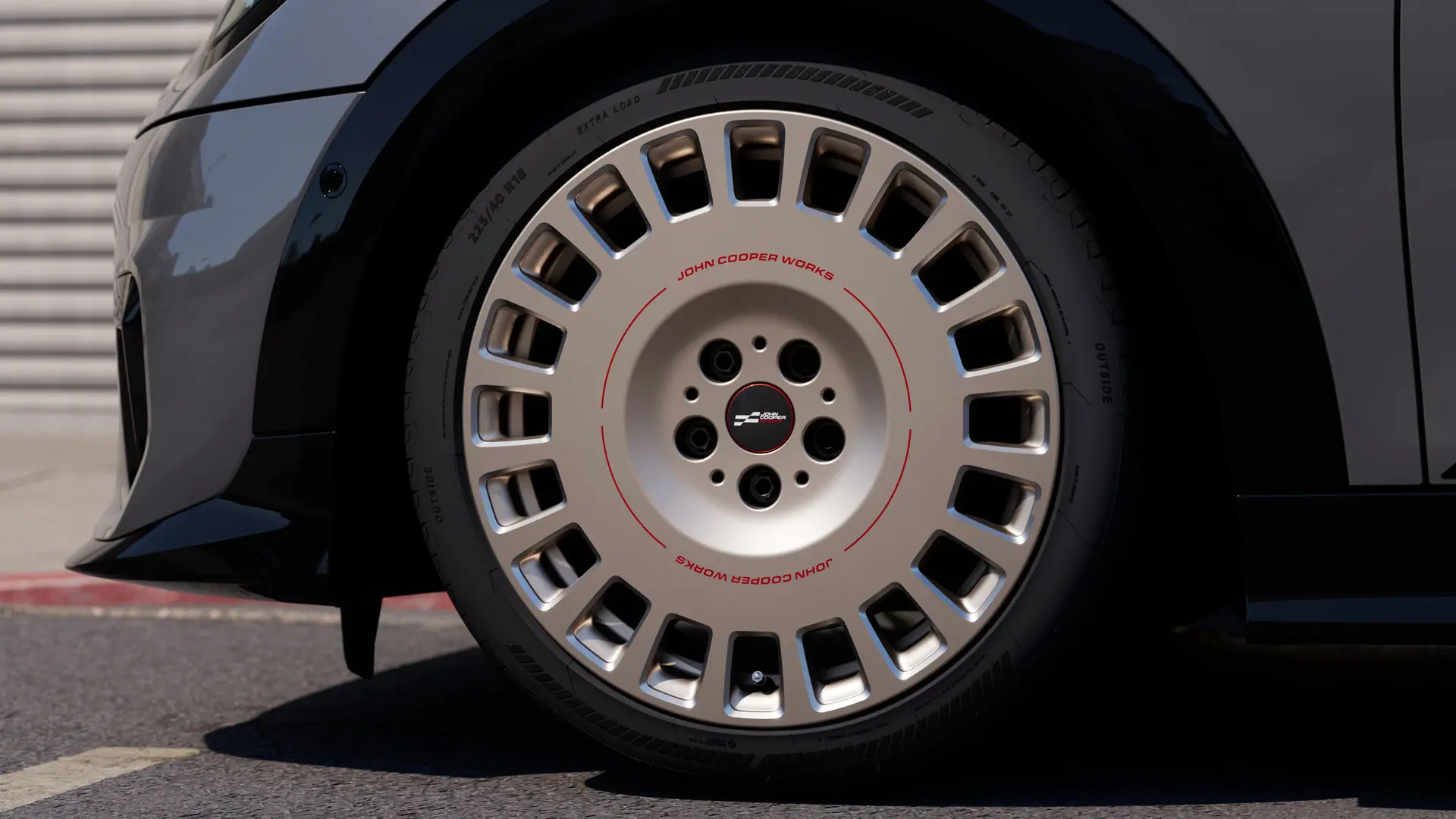 Легкосплавне колесо MINI JCW Rallye Spoke 964 діаметром 18 дюймів у відтінку Vibrant Silver із масивнішим дизайном із закритими спицями. 