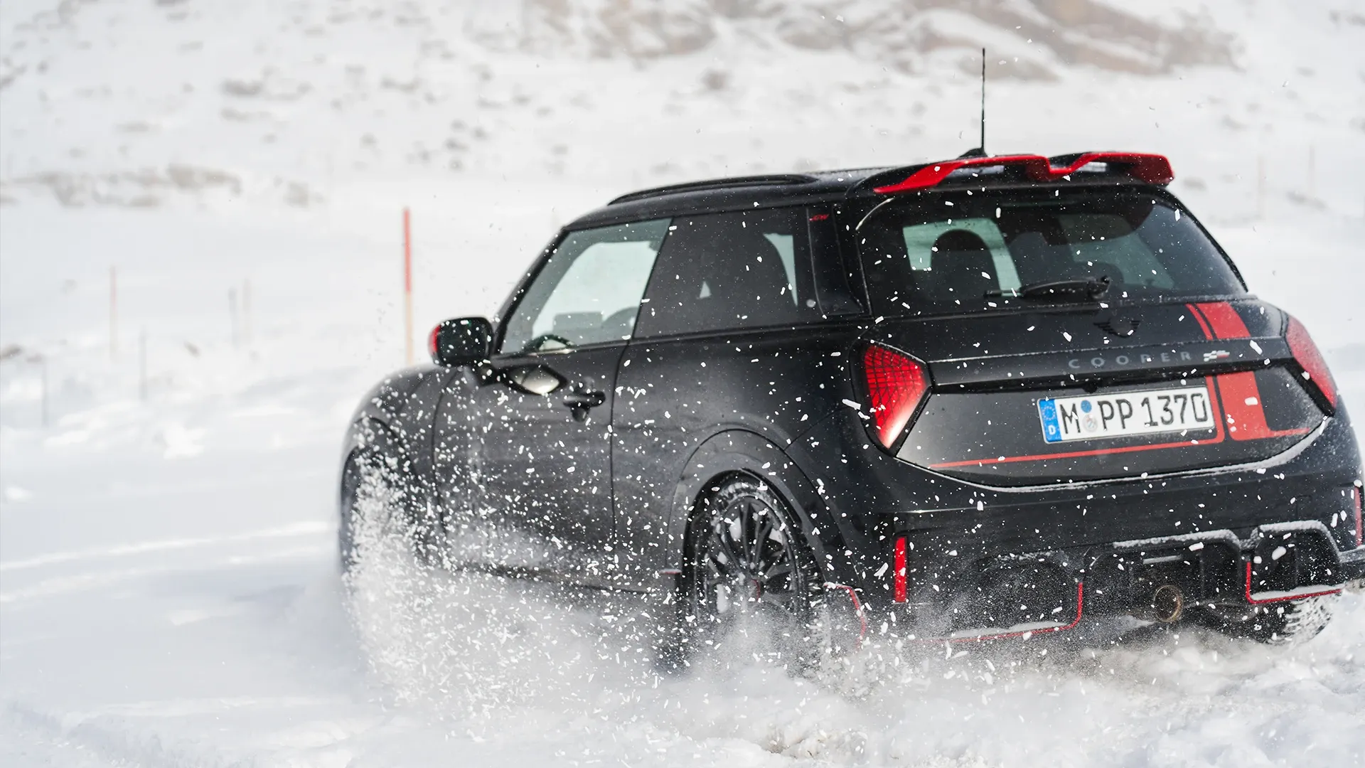 MINI Cooper JCW на засніженій дорозі, вид ззаду.