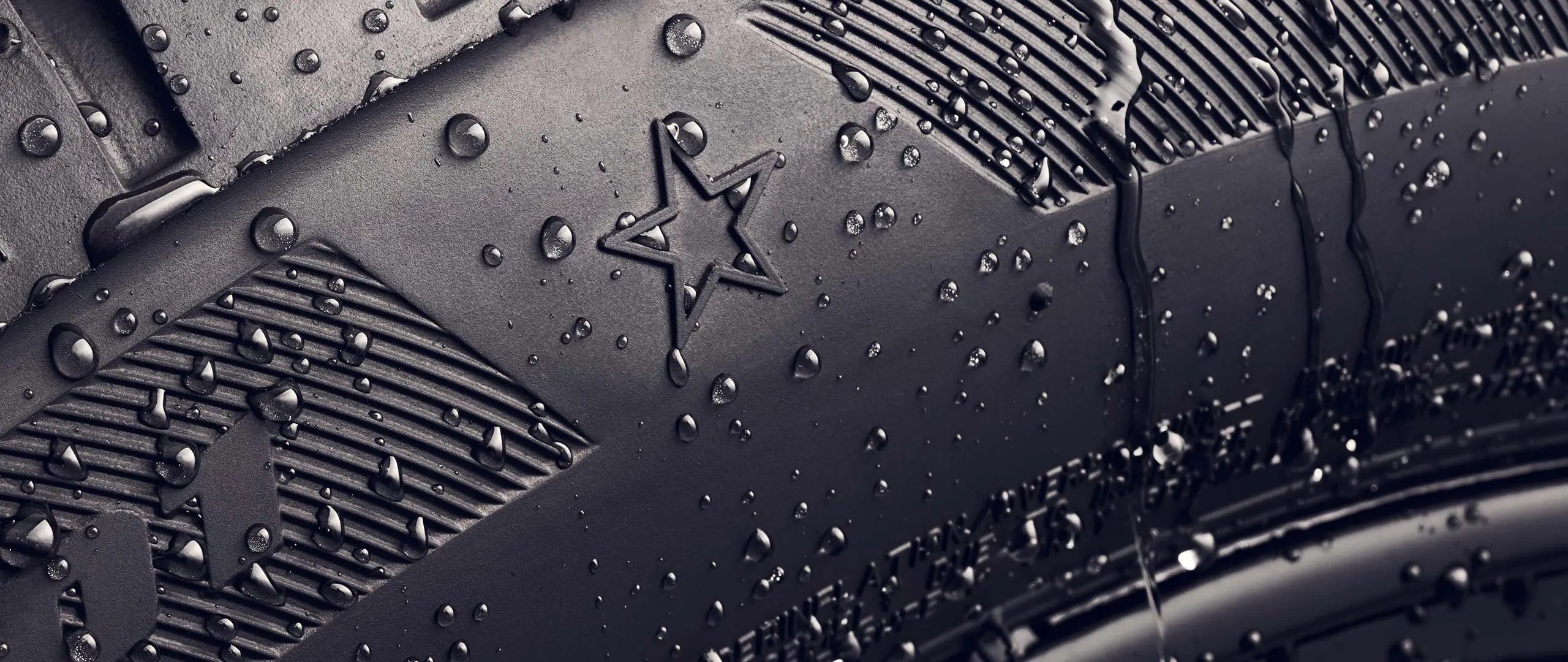 Крупний план боковини шини з позначкою «Star», яка підтверджує відповідність шини стандартам MINI. 