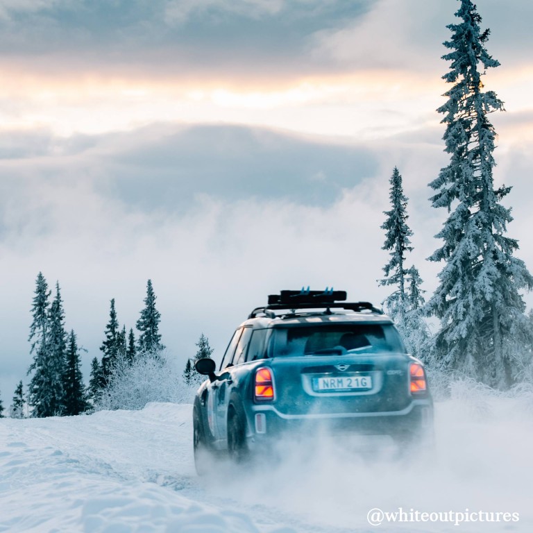 MINI COOPER COUNTRYMAN на вулиці у снігу, вид ззаду
