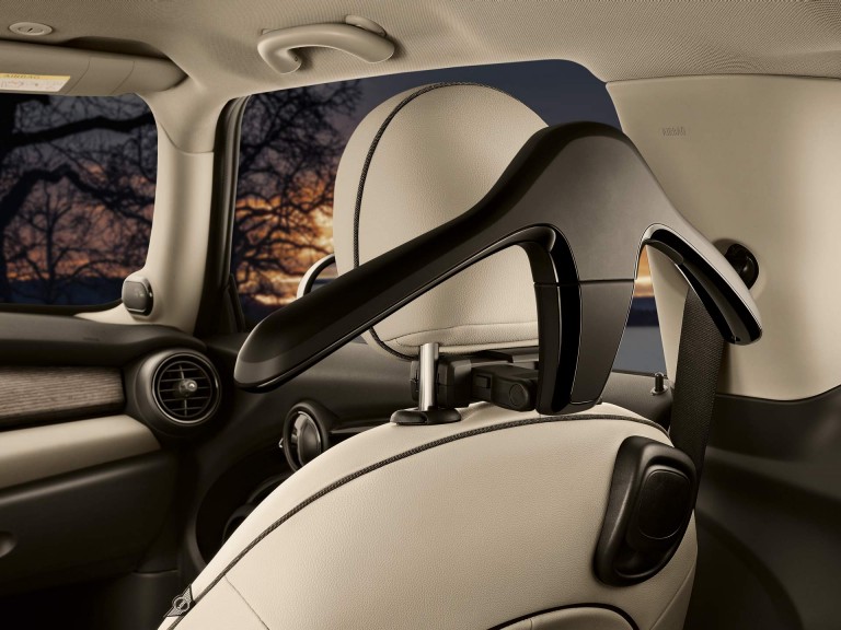 аксесуари mini – тримач для одягу – система MINI travel comfort