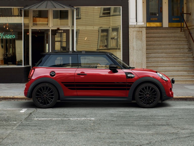 MINI John Cooper Works – червоний і чорний – вид збоку