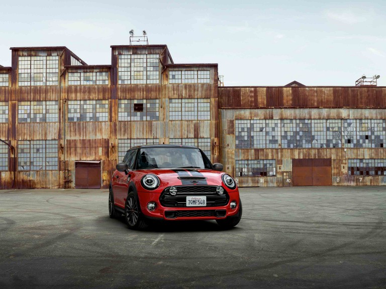MINI John Cooper Works 3 двери – красный и черный – вид спереди