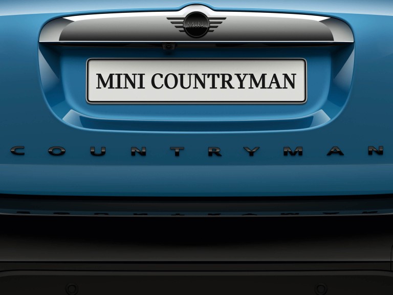 MINI Countryman – позначення моделі – у чорному кольорі