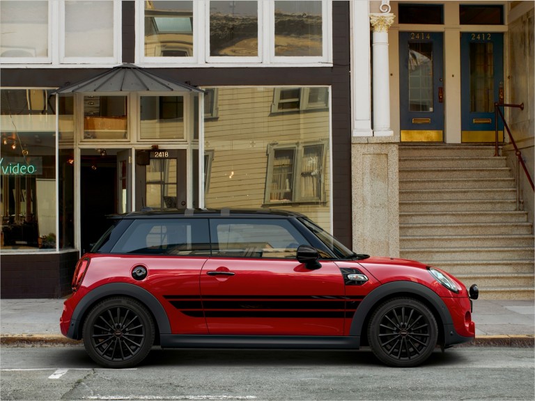3-дверний MINI – червоний і чорний – колеса та шини MINI