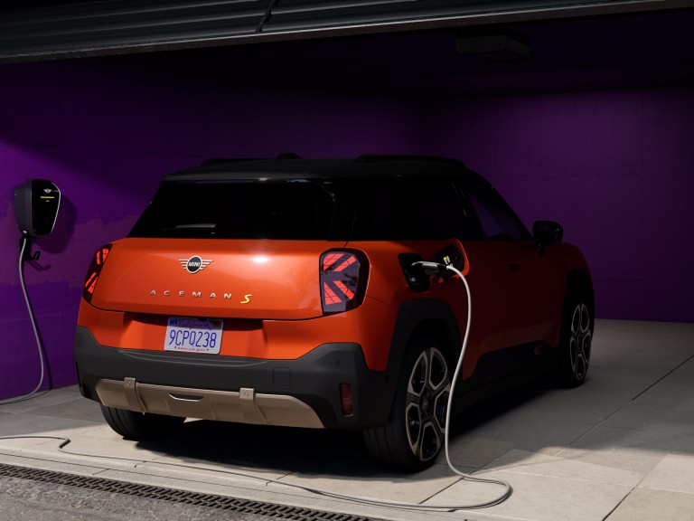 Повністю електричний MINI Aceman - заряджання - заряджання вдома