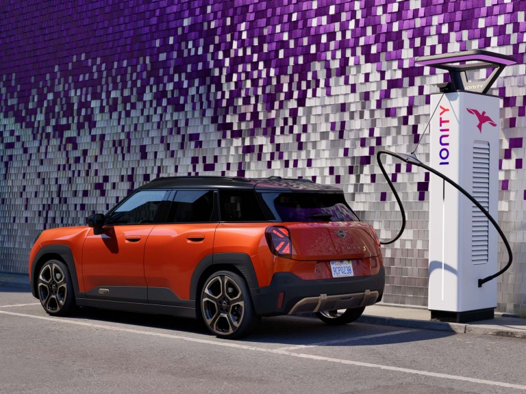 Повністю електричний MINI Aceman - заряджання - заряджання на роботі
