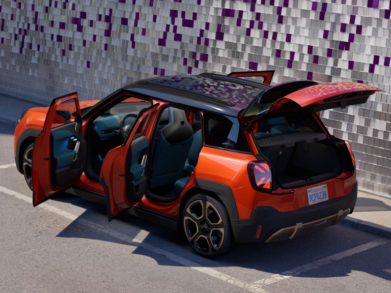 Повністю електричний MINI Aceman - простір і універсальність - isofix
