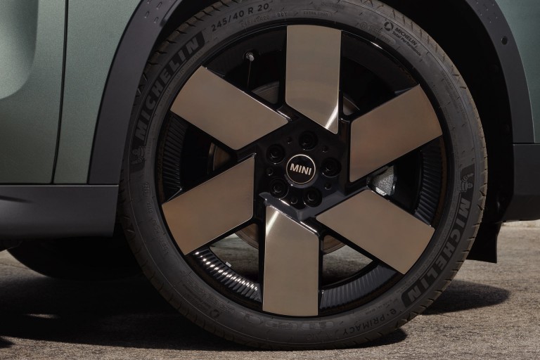Повністю електричний MINI Countryman - екологічність - вторинний алюміній