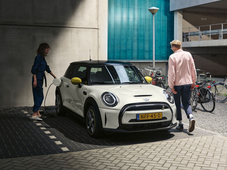 MINI 3-дверний Cooper SE - вид спереду - сріблястий і чорний