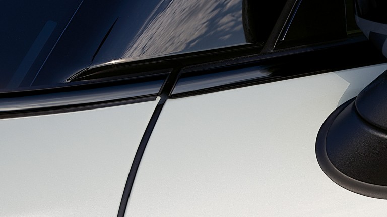 MINI Cooper SE - лінія скління у виконанні Piano Black