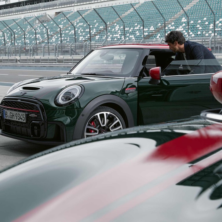 MINI John Cooper Works Clubman – зелений і червоний – вид збоку