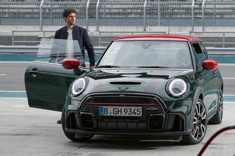 MINI John Cooper Works – сірий і чорний – вид спереду