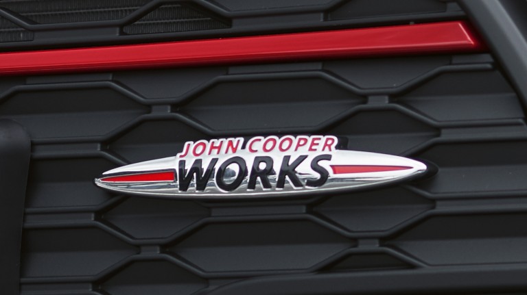 MINI John Cooper Works Clubman - решетка радиатора - значок JCW
