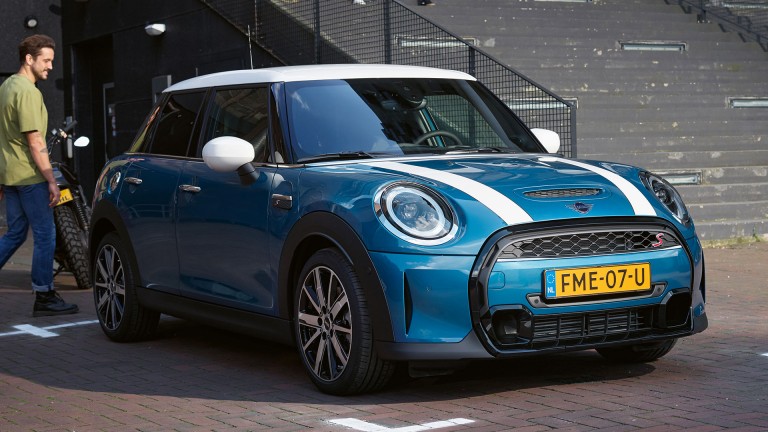 5-дверний хетчбек MINI - вид спереду синій і білий - порівняння моделей