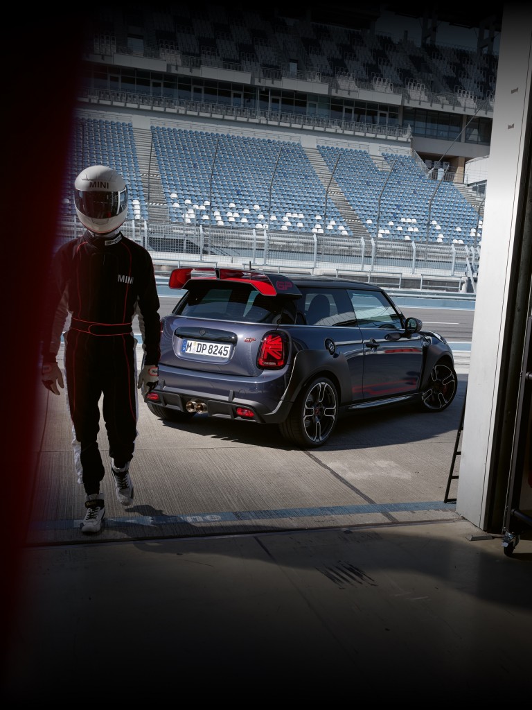 MINI John Cooper Works GP – вид збоку та ззаду – траса