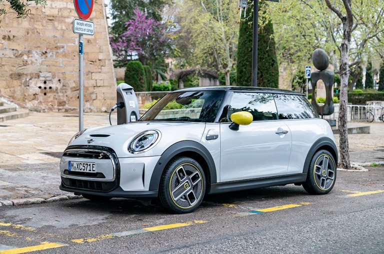 MINI ELECTRIC ПОПЕРЕДНЬОГО ПОКОЛІННЯ ЗА СПЕЦІАЛЬНОЮ ВАРТІСТЮ.